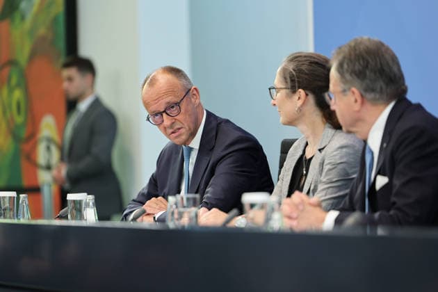 Pressekonferenz zur Übergabe des Berichts der Alterssicherungskommission Pressekonferenz zur Übergabe des Berichts der Alterssicherungskommission an den Bundeskanzler Friedrich Merz und Baerbel Bas (SPD), Bundesministerin fuer Arbeit und Soziales im Bundeskanzleramt in Berlin am 23. Juli 2026. Berlin Berlin Deutschland Bundeskanzleramt *** Press Conference on the Presentation of the Report by the Pension Security Commission Press Conference on the Presentation of the Report by the Pension Security Commission to Federal Chancellor Friedrich Merz and Baerbel Bas (SPD), Federal Minister of Labor and Social Affairs at the Federal Chancellery in Berlin on July 23, 2026 Berlin Berlin Germany Federal Chancellery,detected_source_language