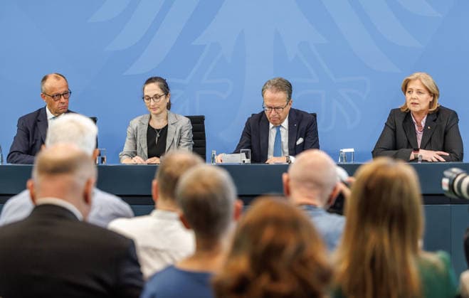 Pressekonferenz zur Übergabe des Berichts der Alterssicherungskommission Pressekonferenz zur Übergabe des Berichts der Alterssicherungskommission an den Bundeskanzler Friedrich Merz und Baerbel Bas (SPD), Bundesministerin fuer Arbeit und Soziales im Bundeskanzleramt in Berlin am 23. Juli 2026. Berlin Berlin Deutschland Bundeskanzleramt *** Press Conference on the Presentation of the Report by the Pension Security Commission Press Conference on the Presentation of the Report by the Pension Security Commission to Federal Chancellor Friedrich Merz and Baerbel Bas (SPD), Federal Minister of Labor and Social Affairs at the Federal Chancellery in Berlin on July 23, 2026 Berlin Berlin Germany Federal Chancellery,detected_source_language