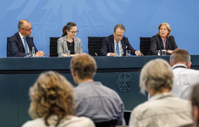 Pressekonferenz zur Übergabe des Berichts der Alterssicherungskommission Pressekonferenz zur Übergabe des Berichts der Alterssicherungskommission an den Bundeskanzler Friedrich Merz und Baerbel Bas (SPD), Bundesministerin fuer Arbeit und Soziales im Bundeskanzleramt in Berlin am 23. Juli 2026. Berlin Berlin Deutschland Bundeskanzleramt *** Press Conference on the Presentation of the Report by the Pension Security Commission Press Conference on the Presentation of the Report by the Pension Security Commission to Federal Chancellor Friedrich Merz and Baerbel Bas (SPD), Federal Minister of Labor and Social Affairs at the Federal Chancellery in Berlin on July 23, 2026 Berlin Berlin Germany Federal Chancellery,detected_source_language