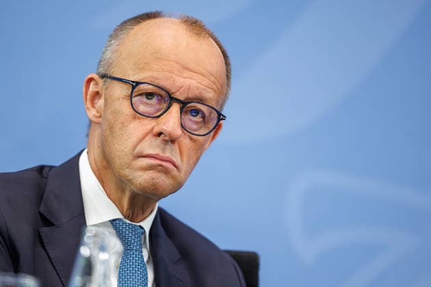 Pressekonferenz zur Übergabe des Berichts der Alterssicherungskommission Pressekonferenz zur Übergabe des Berichts der Alterssicherungskommission an den Bundeskanzler Friedrich Merz und Baerbel Bas (SPD), Bundesministerin fuer Arbeit und Soziales im Bundeskanzleramt in Berlin am 23. Juli 2026. Berlin Berlin Deutschland Bundeskanzleramt *** Press Conference on the Presentation of the Report by the Pension Security Commission Press Conference on the Presentation of the Report by the Pension Security Commission to Federal Chancellor Friedrich Merz and Baerbel Bas (SPD), Federal Minister of Labor and Social Affairs at the Federal Chancellery in Berlin on July 23, 2026 Berlin Berlin Germany Federal Chancellery,detected_source_language