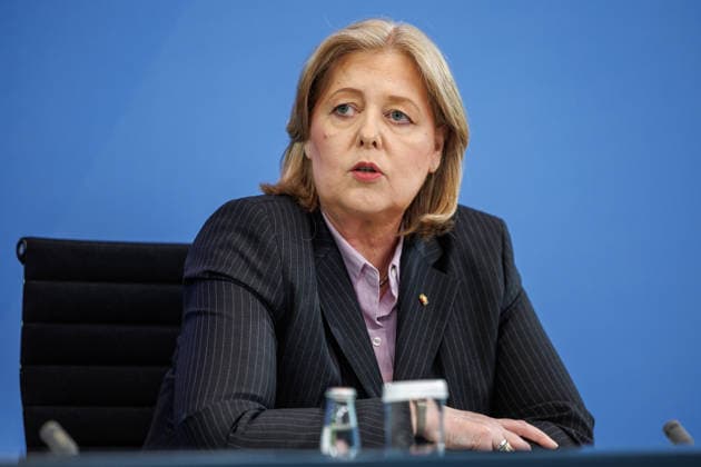 Pressekonferenz zur Übergabe des Berichts der Alterssicherungskommission Pressekonferenz zur Übergabe des Berichts der Alterssicherungskommission an den Bundeskanzler Friedrich Merz und Baerbel Bas (SPD), Bundesministerin fuer Arbeit und Soziales im Bundeskanzleramt in Berlin am 23. Juli 2026. Berlin Berlin Deutschland Bundeskanzleramt *** Press Conference on the Presentation of the Report by the Pension Security Commission Press Conference on the Presentation of the Report by the Pension Security Commission to Federal Chancellor Friedrich Merz and Baerbel Bas (SPD), Federal Minister of Labor and Social Affairs at the Federal Chancellery in Berlin on July 23, 2026 Berlin Berlin Germany Federal Chancellery,detected_source_language