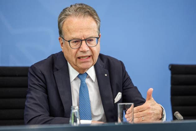Pressekonferenz zur Übergabe des Berichts der Alterssicherungskommission Pressekonferenz zur Übergabe des Berichts der Alterssicherungskommission an den Bundeskanzler Friedrich Merz und Baerbel Bas (SPD), Bundesministerin fuer Arbeit und Soziales im Bundeskanzleramt in Berlin am 23. Juli 2026. Kommissionsvorsitzenden Frank-Jürgen Weise spricht zu den Anwesenden. Berlin Berlin Deutschland Bundeskanzleramt *** Press Conference on the Presentation of the Report by the Pension Security Commission Press Conference on the Presentation of the Report by the Pension Security Commission to Federal Chancellor Friedrich Merz and Baerbel Bas (SPD), Federal Minister of Labor and Social Affairs at the Federal Chancellery in Berlin on July 23, 2026 Comm