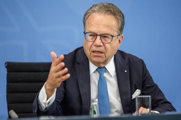 Pressekonferenz zur Übergabe des Berichts der Alterssicherungskommission Pressekonferenz zur Übergabe des Berichts der Alterssicherungskommission an den Bundeskanzler Friedrich Merz und Baerbel Bas (SPD), Bundesministerin fuer Arbeit und Soziales im Bundeskanzleramt in Berlin am 23. Juli 2026. Berlin Berlin Deutschland Bundeskanzleramt *** Press Conference on the Presentation of the Report by the Pension Security Commission Press Conference on the Presentation of the Report by the Pension Security Commission to Federal Chancellor Friedrich Merz and Baerbel Bas (SPD), Federal Minister of Labor and Social Affairs at the Federal Chancellery in Berlin on July 23, 2026 Berlin Berlin Germany Federal Chancellery,detected_source_language