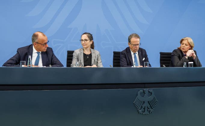 Pressekonferenz zur Übergabe des Berichts der Alterssicherungskommission Pressekonferenz zur Übergabe des Berichts der Alterssicherungskommission an den Bundeskanzler Friedrich Merz und Baerbel Bas (SPD), Bundesministerin fuer Arbeit und Soziales im Bundeskanzleramt in Berlin am 23. Juli 2026. Berlin Berlin Deutschland Bundeskanzleramt *** Press Conference on the Presentation of the Report by the Pension Security Commission Press Conference on the Presentation of the Report by the Pension Security Commission to Federal Chancellor Friedrich Merz and Baerbel Bas (SPD), Federal Minister of Labor and Social Affairs at the Federal Chancellery in Berlin on July 23, 2026 Berlin Berlin Germany Federal Chancellery,detected_source_language