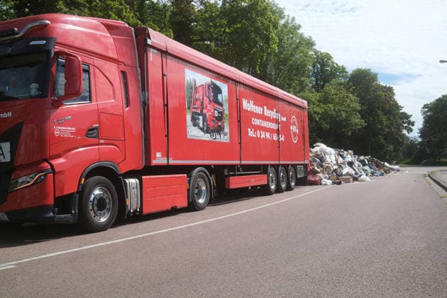23.06.2026 Recyclingfahrzeug verliert Ladung Dessau-Roßlau Ein Recyclingfahrzeug verliert seine Ladung in der Erich-Köckert-Straße, Höhe Friedhof III Stahlbau Dessau. Vermutlich gab es eine Entzündung, Deails bitte bei der Pressestelle der Polizei erfragen. Dessau-Roßlau Sachsen-Anhalt Deutschland *** June 23, 2026 Recycling Truck Loses Its Load in Dessau-Roßlau A recycling truck lost its load on Erich Köckert Street, near Cemetery III and Stahlbau Dessau. It is believed that a fire broke out; Please contact the police press office for details. Dessau-Roßlau, Saxony-Anhalt, Germany,detected_source_language