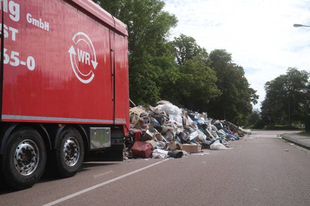 23.06.2026 Recyclingfahrzeug verliert Ladung Dessau-Roßlau Ein Recyclingfahrzeug verliert seine Ladung in der Erich-Köckert-Straße, Höhe Friedhof III Stahlbau Dessau. Vermutlich gab es eine Entzündung, Deails bitte bei der Pressestelle der Polizei erfragen. Dessau-Roßlau Sachsen-Anhalt Deutschland *** June 23, 2026 Recycling Truck Loses Its Load in Dessau-Roßlau A recycling truck lost its load on Erich Köckert Street, near Cemetery III and Stahlbau Dessau. It is believed that a fire broke out; Please contact the police press office for details. Dessau-Roßlau, Saxony-Anhalt, Germany,detected_source_language