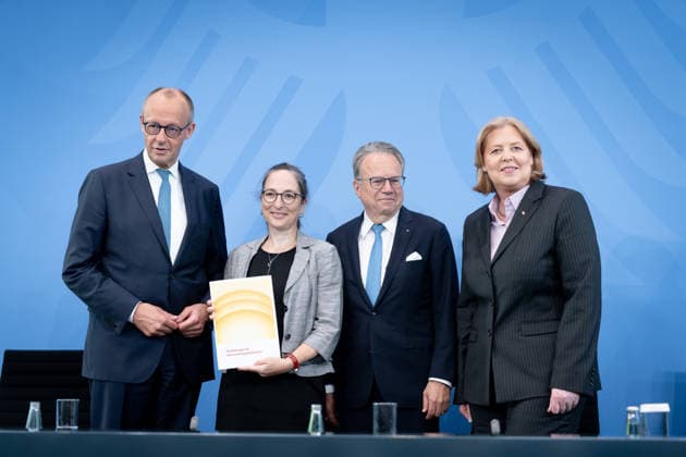 Bundeskanzler Friedrich Merz, Bärbel Bas, Bundesministerin Berlin, Bundeskanzleramt, Übergabe Bericht der Alterssicherungskommission , Bundeskanzler Friedrich Merz, Bärbel Bas, Bundesministerin für Arbeit und Soziales, Pressekonferenz Berlin Berlin GER *** Chancellor Friedrich Merz, Bärbel Bas, Federal Minister, Berlin, Federal Chancellery, Presentation of the Report by the Commission on Old-Age Security, Chancellor Friedrich Merz, Bärbel Bas, Federal Minister of Labor and Social Affairs, Press Conference, Berlin, Berlin, GER,detected_source_language