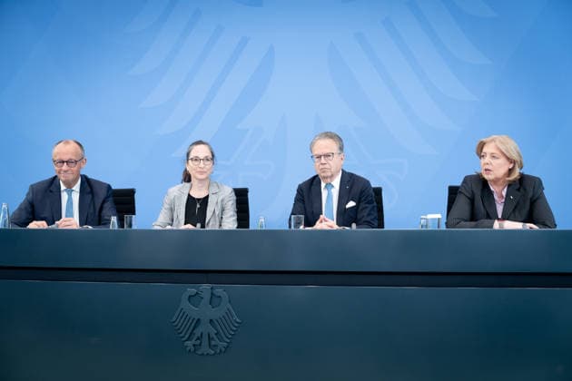 Bundeskanzler Friedrich Merz, Bärbel Bas, Bundesministerin Berlin, Bundeskanzleramt, Übergabe Bericht der Alterssicherungskommission , Bundeskanzler Friedrich Merz, Bärbel Bas, Bundesministerin für Arbeit und Soziales, Pressekonferenz Berlin Berlin GER *** Chancellor Friedrich Merz, Bärbel Bas, Federal Minister, Berlin, Federal Chancellery, Presentation of the Report by the Commission on Old-Age Security, Chancellor Friedrich Merz, Bärbel Bas, Federal Minister of Labor and Social Affairs, Press Conference, Berlin, Berlin, GER,detected_source_language