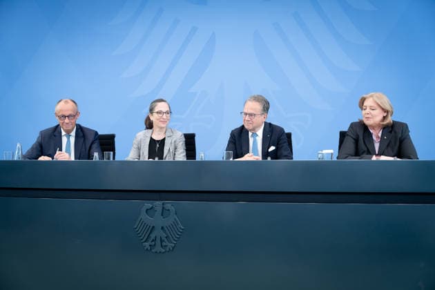 Bundeskanzler Friedrich Merz, Bärbel Bas, Bundesministerin Berlin, Bundeskanzleramt, Übergabe Bericht der Alterssicherungskommission , Bundeskanzler Friedrich Merz, Bärbel Bas, Bundesministerin für Arbeit und Soziales, Pressekonferenz Berlin Berlin GER *** Chancellor Friedrich Merz, Bärbel Bas, Federal Minister, Berlin, Federal Chancellery, Presentation of the Report by the Commission on Old-Age Security, Chancellor Friedrich Merz, Bärbel Bas, Federal Minister of Labor and Social Affairs, Press Conference, Berlin, Berlin, GER,detected_source_language