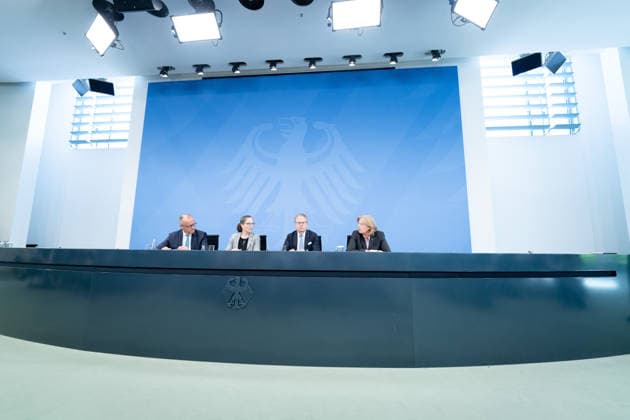 Bundeskanzler Friedrich Merz, Bärbel Bas, Bundesministerin Berlin, Bundeskanzleramt, Übergabe Bericht der Alterssicherungskommission , Bundeskanzler Friedrich Merz, Bärbel Bas, Bundesministerin für Arbeit und Soziales, Pressekonferenz Berlin Berlin GER *** Chancellor Friedrich Merz, Bärbel Bas, Federal Minister, Berlin, Federal Chancellery, Presentation of the Report by the Commission on Old-Age Security, Chancellor Friedrich Merz, Bärbel Bas, Federal Minister of Labor and Social Affairs, Press Conference, Berlin, Berlin, GER,detected_source_language