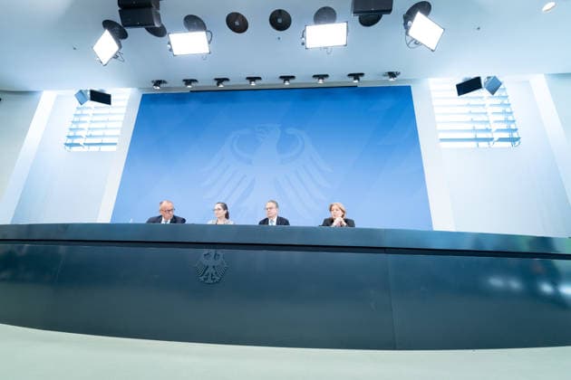 Bundeskanzler Friedrich Merz, Bärbel Bas, Bundesministerin Berlin, Bundeskanzleramt, Übergabe Bericht der Alterssicherungskommission , Bundeskanzler Friedrich Merz, Bärbel Bas, Bundesministerin für Arbeit und Soziales, Pressekonferenz Berlin Berlin GER *** Chancellor Friedrich Merz, Bärbel Bas, Federal Minister, Berlin, Federal Chancellery, Presentation of the Report by the Commission on Old-Age Security, Chancellor Friedrich Merz, Bärbel Bas, Federal Minister of Labor and Social Affairs, Press Conference, Berlin, Berlin, GER,detected_source_language