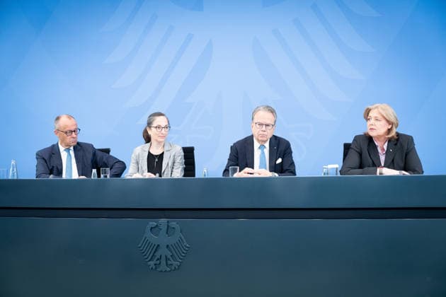 Bundeskanzler Friedrich Merz, Bärbel Bas, Bundesministerin Berlin, Bundeskanzleramt, Übergabe Bericht der Alterssicherungskommission , Bundeskanzler Friedrich Merz, Bärbel Bas, Bundesministerin für Arbeit und Soziales, Pressekonferenz Berlin Berlin GER *** Chancellor Friedrich Merz, Bärbel Bas, Federal Minister, Berlin, Federal Chancellery, Presentation of the Report by the Commission on Old-Age Security, Chancellor Friedrich Merz, Bärbel Bas, Federal Minister of Labor and Social Affairs, Press Conference, Berlin, Berlin, GER,detected_source_language