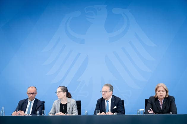 Bundeskanzler Friedrich Merz, Bärbel Bas, Bundesministerin Berlin, Bundeskanzleramt, Übergabe Bericht der Alterssicherungskommission , Bundeskanzler Friedrich Merz, Bärbel Bas, Bundesministerin für Arbeit und Soziales, Pressekonferenz Berlin Berlin GER *** Chancellor Friedrich Merz, Bärbel Bas, Federal Minister, Berlin, Federal Chancellery, Presentation of the Report by the Commission on Old-Age Security, Chancellor Friedrich Merz, Bärbel Bas, Federal Minister of Labor and Social Affairs, Press Conference, Berlin, Berlin, GER,detected_source_language