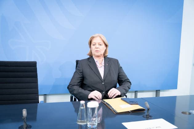 Bärbel Bas, Bundesministerin Berlin, Bundeskanzleramt, Übergabe Bericht der Alterssicherungskommission , Bärbel Bas, Bundesministerin für Arbeit und Soziales, Pressekonferenz Berlin Berlin GER *** Bärbel Bas, Federal Minister, Berlin, Federal Chancellery, Presentation of the Report by the Commission on Old-Age Security, Bärbel Bas, Federal Minister of Labor and Social Affairs, Press Conference, Berlin, Berlin, GER,detected_source_language