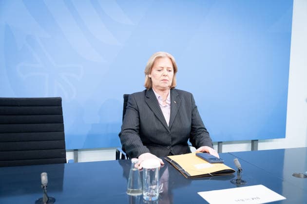 Bärbel Bas, Bundesministerin Berlin, Bundeskanzleramt, Übergabe Bericht der Alterssicherungskommission , Bärbel Bas, Bundesministerin für Arbeit und Soziales, Pressekonferenz Berlin Berlin GER *** Bärbel Bas, Federal Minister, Berlin, Federal Chancellery, Presentation of the Report by the Commission on Old-Age Security, Bärbel Bas, Federal Minister of Labor and Social Affairs, Press Conference, Berlin, Berlin, GER,detected_source_language