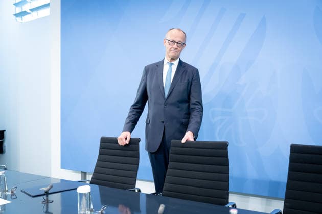 Bundeskanzler Friedrich Merz Berlin, Bundeskanzleramt, Übergabe Bericht der Alterssicherungskommission , Bundeskanzler Friedrich Merz, Pressekonferenz Berlin Berlin GER *** Chancellor Friedrich Merz, Berlin, Federal Chancellery, Presentation of the Report by the Commission on Old-Age Security, Chancellor Friedrich Merz, Press Conference, Berlin, Berlin, GER,detected_source_language