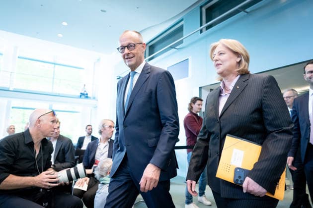Bundeskanzler Friedrich Merz, Bärbel Bas, Bundesministerin Berlin, Bundeskanzleramt, Übergabe Bericht der Alterssicherungskommission , Bundeskanzler Friedrich Merz, Bärbel Bas, Bundesministerin für Arbeit und Soziales, Pressekonferenz Berlin Berlin GER *** Chancellor Friedrich Merz, Bärbel Bas, Federal Minister, Berlin, Federal Chancellery, Presentation of the Report by the Commission on Old-Age Security, Chancellor Friedrich Merz, Bärbel Bas, Federal Minister of Labor and Social Affairs, Press Conference, Berlin, Berlin, GER,detected_source_language