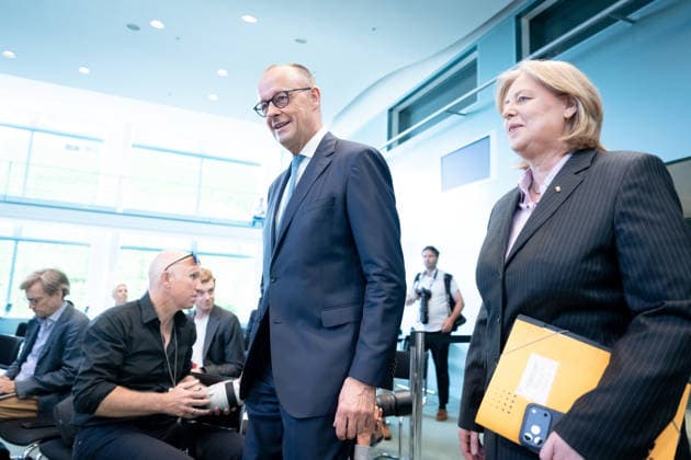Bundeskanzler Friedrich Merz, Bärbel Bas, Bundesministerin Berlin, Bundeskanzleramt, Übergabe Bericht der Alterssicherungskommission , Bundeskanzler Friedrich Merz, Bärbel Bas, Bundesministerin für Arbeit und Soziales, Pressekonferenz Berlin Berlin GER *** Chancellor Friedrich Merz, Bärbel Bas, Federal Minister, Berlin, Federal Chancellery, Presentation of the Report by the Commission on Old-Age Security, Chancellor Friedrich Merz, Bärbel Bas, Federal Minister of Labor and Social Affairs, Press Conference, Berlin, Berlin, GER,detected_source_language