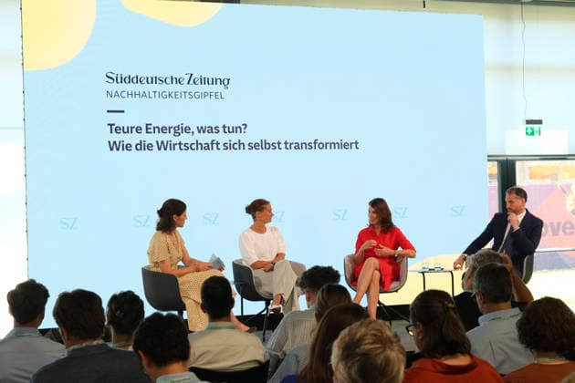 Marie Jaroni (CEO Thyssenkrupp Steel), Rita Schwarzelühr-Sutter (Staatssekretärin Bundesministerium für Umwelt) und Rainer Quitzow (HelmholtzßZentrum) bei Podiumsdiskussion *** Marie Jaroni, CEO of Thyssenkrupp Steel; Rita Schwarzelühr Sutter, State Secretary at the Federal Ministry for the Environment; and Rainer Quitzow of the Helmholtz Center at a panel discussion,detected_source_language RECORD DATE NOT STATED