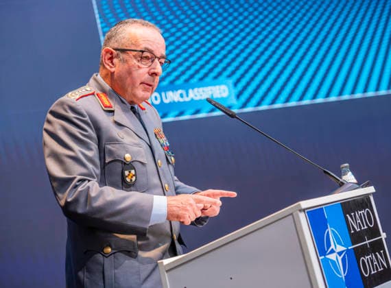 Carsten Breuer EUR, Deutschland, Berlin, 23.06.2026: Keynote von Generalinspektor Carsten Breuer. Die Allied Foresight Conference ist ein Forum für den internationalen Austausch über strategische Zukunftsfragen. Ziel der Veranstaltung ist es, Perspektiven aus Militär, Politik, Wissenschaft und Gesellschaft zusammenzuführen und den Blick über aktuelle Krisen hinaus auf sicherheitspolitische Herausforderungen und die Verteidigungsfähigkeit aller NATO-Staaten für die kommenden Jahrzehnte zu richten. *** Carsten Breuer EUR, Germany, Berlin, June 23, 2026 Keynote Address by Inspector General Carsten Breuer The Allied Foresight Conference is a forum for international exchange on strategic issues of the future. The goal of the event is to