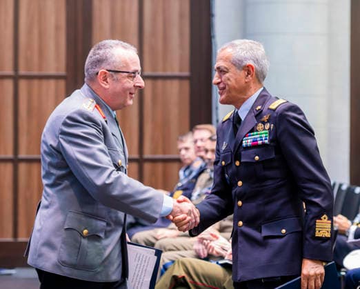 Carsten Breuer + Aurelio Colagrande EUR, Deutschland, Berlin, 23.06.2026: Generalinspektor der Bundeswehr Carsten Breuer + Aurelio Colagrande (NATO General). Die Allied Foresight Conference ist ein Forum für den internationalen Austausch über strategische Zukunftsfragen. Ziel der Veranstaltung ist es, Perspektiven aus Militär, Politik, Wissenschaft und Gesellschaft zusammenzuführen und den Blick über aktuelle Krisen hinaus auf sicherheitspolitische Herausforderungen und die Verteidigungsfähigkeit aller NATO-Staaten für die kommenden Jahrzehnte zu richten. *** Carsten Breuer Aurelio Colagrande EUR, Germany, Berlin, June 23, 2026 Inspector General of the Bundeswehr Carsten Breuer Aurelio Colagrande NATO General The Allied Foresight Con