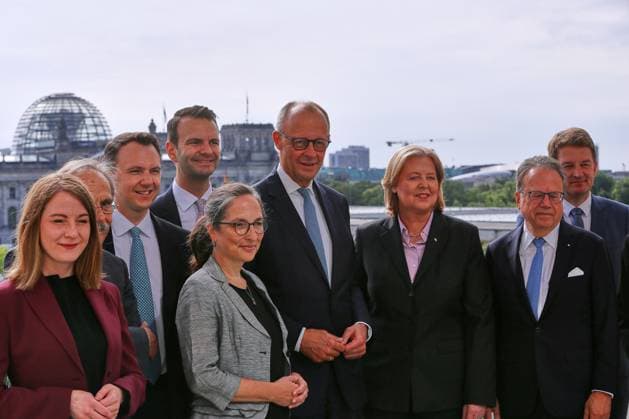 Berlin, Deutschland, 23.06.2026: Bundeskanzleramt: Übergabe des Berichts der Alterssicherungskommission: Gruppenfoto vor der Übergabe des Berichts an Bundeskanzler Friedrich Merz (CDU) und Bundesministerin für Arbeit und Soziales Bärbel Bas (SPD) *** Berlin, Germany, June 23, 2026, Federal Chancellery Copyright: xdtsxNachrichtenagenturx dts_124533