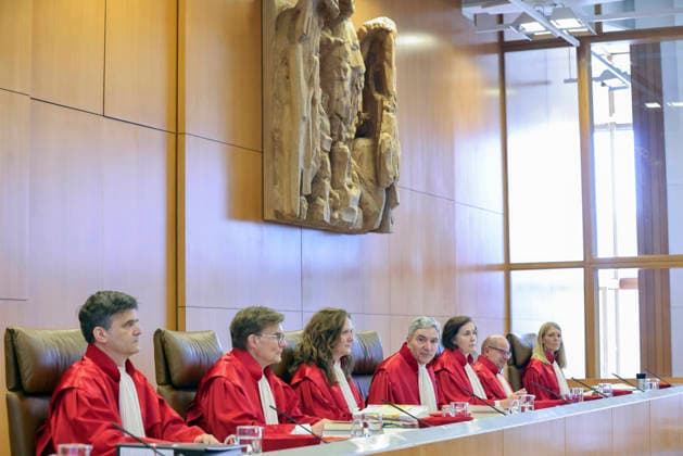 Vor dem Bundesverfassungsgericht in Karlsruhe hat am Dienstag (23.06.2026) die muendliche Verhandlung ueber die Beschwerden von ARD und ZDF gegen die ausgebliebene Erhoehung des Rundfunkbeitrags begonnen. Die Sender zogen im November 2024 nach Karlsruhe, nachdem die Bundeslaender die von der Finanzkommission KEF empfohlene Anhebung zum 1. Januar 2025 um 58 Cent auf monatlich 18,94 Euro nicht umgesetzt hatten (AZ: 1 BvR 2524 24 und 1 BvR 2525 24). Ein Urteil wird erst in einigen Wochen erwartet. (Siehe epd-Meldung vom 23.06.2026) EDITORIAL USE ONLY *** On Tuesday, June 23, 2026, oral arguments began before the Federal Constitutional Court in Karlsruhe regarding the appeals filed by ARD and ZDF against the failure to increase the broadcasting Copyright: epd-bild JoergxDonecker epd-Rundfunkbeitrag_Verhandlung2-kopieren