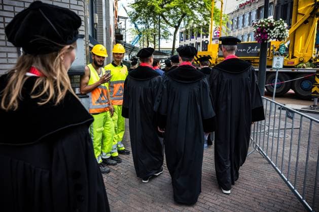 EINDHOVEN - A procession of professors in classical gowns walks through the city from City Hall Square to the university campus during the kickoff of the Eindhoven University of Technology s anniversary year. TU e is celebrating its 70th anniversary. ROB ENGELAAR ANP netherlands out - belgium out  Copyright: xx x561738041x originalFilename: 561738041.jpg