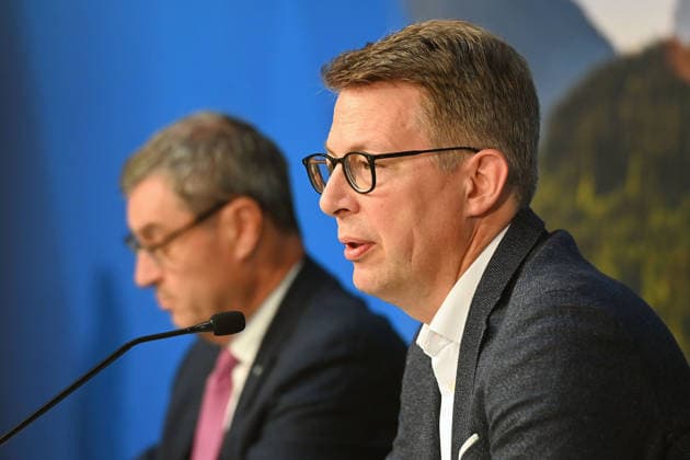 Markus BLUME (CSU,Bayerischer Staatsminister für Wissenschaft und Kunst), hi:Markus SOEDER (Ministerpraesident Bayern und CSU Vorsitzender)- Pressekonferenz der Bayerischen Staatsregierung nach Kabinettssitzung am 23.06.2026 im Prinz Carl Palais in Muenchen. *** Markus BLUME, CSU, Bavarian Minister of State for Science and the Arts; Markus SOEDER, Minister-President of Bavaria and CSU Chairman; press conference of the Bavarian State Government following the cabinet meeting on June 23, 2026, at the Prinz Carl Palais in Munich,detected_source_language