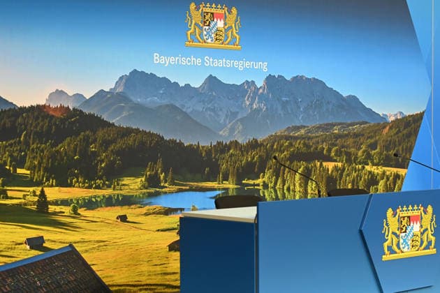 Podium mit Alpenkulisse als Hintergrund und Wappen der Bayerische Staatsregierung. Pressekonferenz der Bayerischen Staatsregierung nach Kabinettssitzung am 23.06.2026 im Prinz Carl Palais in Muenchen. *** Podium with the Alps in the background and the coat of arms of the Bavarian State Government Press conference of the Bavarian State Government following the cabinet meeting on June 23, 2026, at the Prinz Carl Palais in Munich,detected_source_language