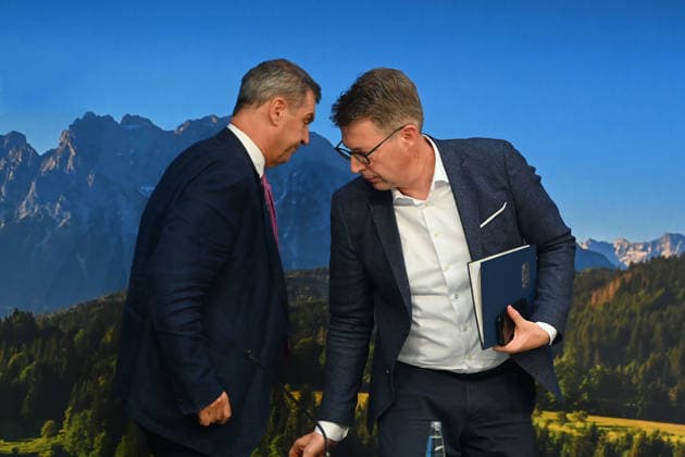 v.li:Markus SOEDER (Ministerpraesident Bayern und CSU Vorsitzender), Markus BLUME (CSU,Bayerischer Staatsminister für Wissenschaft und Kunst),Stuehleruecken. Pressekonferenz der Bayerischen Staatsregierung nach Kabinettssitzung am 23.06.2026 im Prinz Carl Palais in Muenchen. *** From left