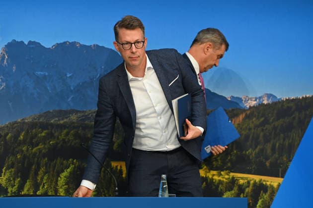 v.li: Markus BLUME (CSU,Bayerischer Staatsminister für Wissenschaft und Kunst), Markus SOEDER (Ministerpraesident Bayern und CSU Vorsitzender),Stuehleruecken. Pressekonferenz der Bayerischen Staatsregierung nach Kabinettssitzung am 23.06.2026 im Prinz Carl Palais in Muenchen. *** From left