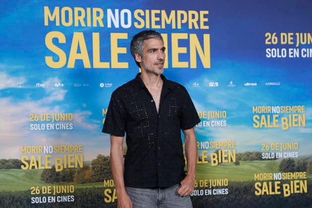 June 23, 2026, Madrid, Madrid, Spain: Spanish actor RAUL PRIETO poses for the media during the photocall for the presentation of the movie Morir no siempre sale bien held at Leclab Madrid. Directed by Claudia Pinto the black comedy film tells the story of two families from different social backgrounds forced to interact after the kidnapping of a corpse. The cinematic project explores social differences through irony and empathy offering a critical portrait of modern society. Madrid Spain  - ZUMAo127 20260623_zep_o127_013 Copyright: xHugoxOrtunox