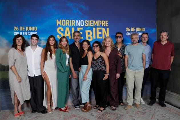 June 23, 2026, Madrid, Madrid, Spain: Spanish CAST, director CLAUDIA PINTO, and the film PRODUCERS pose together for the media during the photocall for the presentation of the movie Morir no siempre sale bien held at Leclab Madrid. Directed by Claudia Pinto the black comedy film tells the story of two families from different social backgrounds forced to interact after the kidnapping of a corpse. The cinematic project explores social differences through irony and empathy offering a critical portrait of modern society. Madrid Spain  - ZUMAo127 20260623_zep_o127_093 Copyright: xHugoxOrtunox