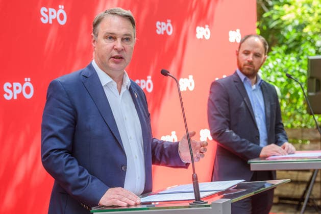 photonews.at – Wien, 23.06.2026. Pressegespräch der SPÖ zur Sommertour Ordnen statt Spalten . Der Bundesparteivorsitzende und der Bundesgeschäftsführer informieren über die Sommertour der SPÖ sowie deren politische Schwerpunkte und geplante Aktivitäten. PHOTO: Vizekanzler Andreas Babler (SPÖ) und Bundesgeschäftsführer der SPÖ Klaus Seltenheim SPÖ press briefing on the party s Ordnen statt Spalten summer tour. The party leader and secretary general outline the campaign s political priorities and upcoming activities. Sommertour, Opposition, Parteipolitik, Kommunikation, Öffentlichkeit, Dialog, Tour, opposition, communication, outreach Pressegespräch der SPÖ zur Sommertour Ordnen statt Spalten *** photonews at – Vienna, June 23, 2026 