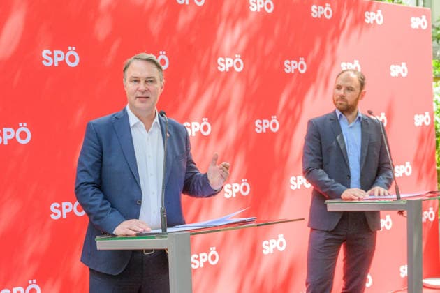 photonews.at – Wien, 23.06.2026. Pressegespräch der SPÖ zur Sommertour Ordnen statt Spalten . Der Bundesparteivorsitzende und der Bundesgeschäftsführer informieren über die Sommertour der SPÖ sowie deren politische Schwerpunkte und geplante Aktivitäten. PHOTO: Vizekanzler Andreas Babler (SPÖ) und Bundesgeschäftsführer der SPÖ Klaus Seltenheim SPÖ press briefing on the party s Ordnen statt Spalten summer tour. The party leader and secretary general outline the campaign s political priorities and upcoming activities. Sommertour, Opposition, Parteipolitik, Kommunikation, Öffentlichkeit, Dialog, Tour, opposition, communication, outreach Pressegespräch der SPÖ zur Sommertour Ordnen statt Spalten *** photonews at – Vienna, June 23, 2026 