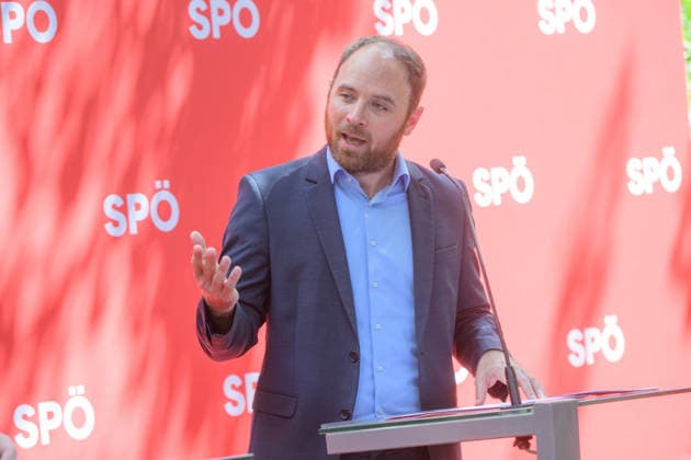 photonews.at – Wien, 23.06.2026. Pressegespräch der SPÖ zur Sommertour Ordnen statt Spalten . Der Bundesparteivorsitzende und der Bundesgeschäftsführer informieren über die Sommertour der SPÖ sowie deren politische Schwerpunkte und geplante Aktivitäten. PHOTO: Bundesgeschäftsführer der SPÖ Klaus Seltenheim SPÖ press briefing on the party s Ordnen statt Spalten summer tour. The party leader and secretary general outline the campaign s political priorities and upcoming activities. Sommertour, Opposition, Parteipolitik, Kommunikation, Öffentlichkeit, Dialog, Tour, opposition, communication, outreach Pressegespräch der SPÖ zur Sommertour Ordnen statt Spalten *** photonews at – Vienna, June 23, 2026 SPÖ Press Briefing on the Unite Ins 