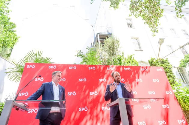 photonews.at – Wien, 23.06.2026. Pressegespräch der SPÖ zur Sommertour Ordnen statt Spalten . Der Bundesparteivorsitzende und der Bundesgeschäftsführer informieren über die Sommertour der SPÖ sowie deren politische Schwerpunkte und geplante Aktivitäten. PHOTO: Vizekanzler Andreas Babler (SPÖ) und Bundesgeschäftsführer der SPÖ Klaus Seltenheim SPÖ press briefing on the party s Ordnen statt Spalten summer tour. The party leader and secretary general outline the campaign s political priorities and upcoming activities. Sommertour, Opposition, Parteipolitik, Kommunikation, Öffentlichkeit, Dialog, Tour, opposition, communication, outreach Pressegespräch der SPÖ zur Sommertour Ordnen statt Spalten *** photonews at – Vienna, June 23, 2026 