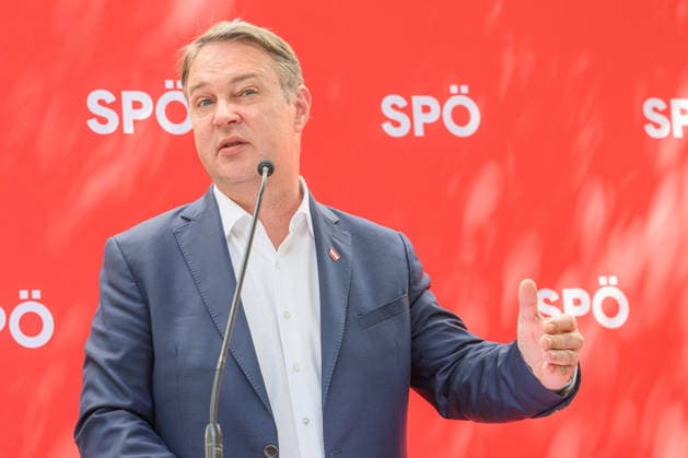 photonews.at – Wien, 23.06.2026. Pressegespräch der SPÖ zur Sommertour Ordnen statt Spalten . Der Bundesparteivorsitzende und der Bundesgeschäftsführer informieren über die Sommertour der SPÖ sowie deren politische Schwerpunkte und geplante Aktivitäten. PHOTO: Vizekanzler Andreas Babler (SPÖ) SPÖ press briefing on the party s Ordnen statt Spalten summer tour. The party leader and secretary general outline the campaign s political priorities and upcoming activities. Sommertour, Opposition, Parteipolitik, Kommunikation, Öffentlichkeit, Dialog, Tour, opposition, communication, outreach Pressegespräch der SPÖ zur Sommertour Ordnen statt Spalten *** photonews at – Vienna, June 23, 2026 SPÖ Press Briefing on the Summer Tour 