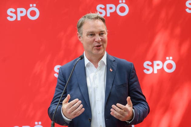 photonews.at – Wien, 23.06.2026. Pressegespräch der SPÖ zur Sommertour Ordnen statt Spalten . Der Bundesparteivorsitzende und der Bundesgeschäftsführer informieren über die Sommertour der SPÖ sowie deren politische Schwerpunkte und geplante Aktivitäten. PHOTO: Vizekanzler Andreas Babler (SPÖ) SPÖ press briefing on the party s Ordnen statt Spalten summer tour. The party leader and secretary general outline the campaign s political priorities and upcoming activities. Sommertour, Opposition, Parteipolitik, Kommunikation, Öffentlichkeit, Dialog, Tour, opposition, communication, outreach Pressegespräch der SPÖ zur Sommertour Ordnen statt Spalten *** photonews at – Vienna, June 23, 2026 SPÖ Press Briefing on the Summer Tour 