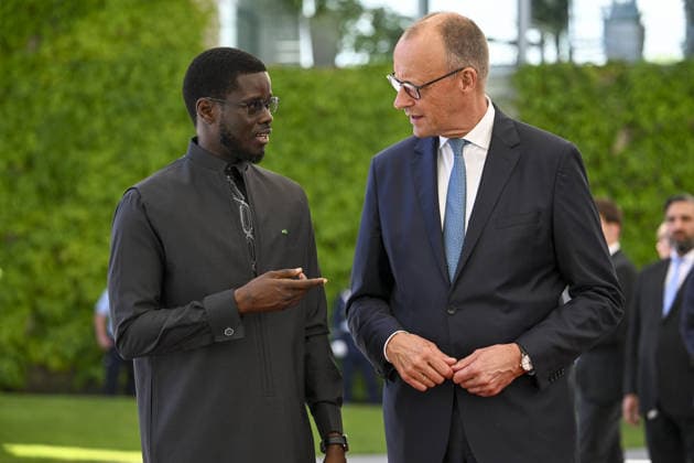 Senegal President Bassirou Diomaye Faye welcomed in Berlin BERLIN, GERMANY - JUNE 23: Senegalese President Bassirou Diomaye Faye (L) is formally welcomed by German Chancellor Friedrich Merz (R) during an official ceremony at the Chancellery in Berlin, Germany, during his visit to the country, on June 23, 2026. Halil Sagirkaya Anadolu Berlin Germany. Editorial use only. Please get in touch for any other usage.  Copyright: x2026xAnadoluxHalilxSagirkayax