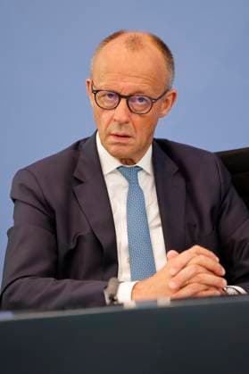 Bundeskanzler Friedrich Merz, Deutschland, Berlin, Bundeskanzleramt, Pressekonferenz mit Bundeskanzler Merz, Bundesministerin Bas und den Vorsitzenden, Frank-Jürgen Weise und Constanze Janda, zur Übergabe des Berichts der Alterssicherungskommission *** Chancellor Friedrich Merz, Germany, Berlin, Federal Chancellery, press conference with Chancellor Merz, Federal Minister Bas, and the chairpersons, Frank Jürgen Weise and Constanze Janda, on the presentation of the report by the Commission on Old-Age Security ,detected_source_language