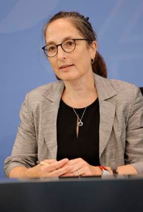 Prof. Dr. Constanze Janda, Deutschland, Berlin, Bundeskanzleramt, Pressekonferenz mit Bundeskanzler Merz, Bundesministerin Bas und den Vorsitzenden, Frank-Jürgen Weise und Constanze Janda, zur Übergabe des Berichts der Alterssicherungskommission *** Prof. Dr. Constanze Janda, Germany, Berlin, Federal Chancellery, press conference with Federal Chancellor Merz, Federal Minister Bas, and the co-chairs, Frank Jürgen Weise and Constanze Janda, on the presentation of the report by the Commission on Old-Age Security,detected_source_language