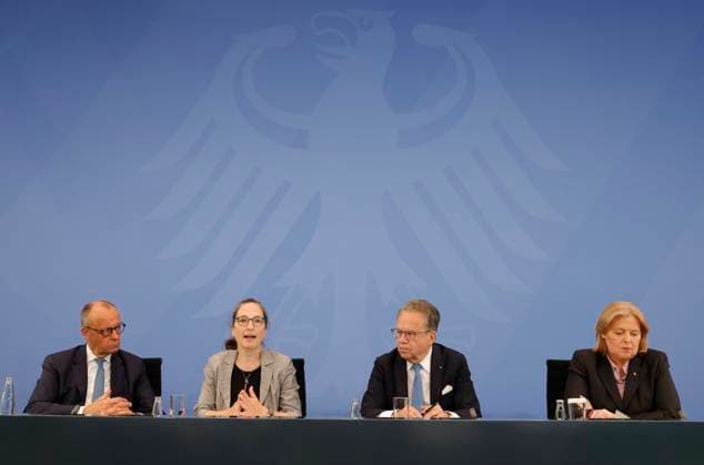 Bundeskanzler Friedrich Merz, Prof. Dr. Constanze Janda, Dr. Frank-Jürgen Weise, Bärbel Bas, Bundesministerin für Arbeit und Soziales, Deutschland, Berlin, Bundeskanzleramt, Pressekonferenz mit Bundeskanzler Merz, Bundesministerin Bas und den Vorsitzenden, Frank-Jürgen Weise und Constanze Janda, zur Übergabe des Berichts der Alterssicherungskommission *** Chancellor Friedrich Merz, Prof. Dr. Constanze Janda, Dr. Frank Jürgen Weise, Bärbel Bas, Federal Minister of Labor and Social Affairs, Germany, Berlin, Federal Chancellery, press conference with Federal Chancellor Merz, Federal Minister Bas, and the chairpersons, Frank Jürgen Weise and Constanze Janda, on the presentation of the report by the Commission on Old-Age Security,detected_sourc