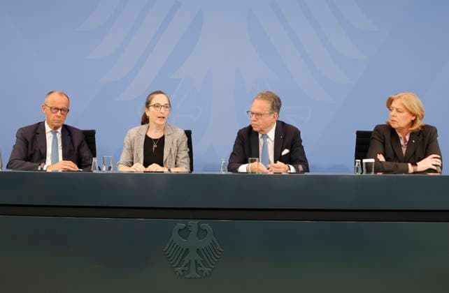 Bundeskanzler Friedrich Merz, Prof. Dr. Constanze Janda, Dr. Frank-Jürgen Weise, Bärbel Bas, Bundesministerin für Arbeit und Soziales, Deutschland, Berlin, Bundeskanzleramt, Pressekonferenz mit Bundeskanzler Merz, Bundesministerin Bas und den Vorsitzenden, Frank-Jürgen Weise und Constanze Janda, zur Übergabe des Berichts der Alterssicherungskommission *** Chancellor Friedrich Merz, Prof. Dr. Constanze Janda, Dr. Frank Jürgen Weise, Bärbel Bas, Federal Minister of Labor and Social Affairs, Germany, Berlin, Federal Chancellery, press conference with Federal Chancellor Merz, Federal Minister Bas, and the chairpersons, Frank Jürgen Weise and Constanze Janda, on the presentation of the report by the Commission on Old-Age Security,detected_sourc