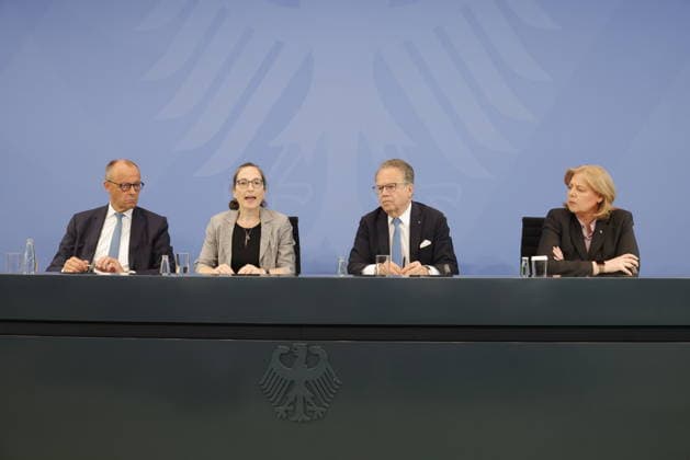 Bundeskanzler Friedrich Merz, Prof. Dr. Constanze Janda, Dr. Frank-Jürgen Weise, Bärbel Bas, Bundesministerin für Arbeit und Soziales, Deutschland, Berlin, Bundeskanzleramt, Pressekonferenz mit Bundeskanzler Merz, Bundesministerin Bas und den Vorsitzenden, Frank-Jürgen Weise und Constanze Janda, zur Übergabe des Berichts der Alterssicherungskommission *** Chancellor Friedrich Merz, Prof. Dr. Constanze Janda, Dr. Frank Jürgen Weise, Bärbel Bas, Federal Minister of Labor and Social Affairs, Germany, Berlin, Federal Chancellery, press conference with Federal Chancellor Merz, Federal Minister Bas, and the chairpersons, Frank Jürgen Weise and Constanze Janda, on the presentation of the report by the Commission on Old-Age Security,detected_sourc