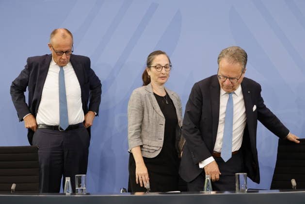 Bundeskanzler Friedrich Merz, Prof. Dr. Constanze Janda, Dr. Frank-Jürgen Weise, Deutschland, Berlin, Bundeskanzleramt, Pressekonferenz mit Bundeskanzler Merz, Bundesministerin Bas und den Vorsitzenden, Frank-Jürgen Weise und Constanze Janda, zur Übergabe des Berichts der Alterssicherungskommission *** Chancellor Friedrich Merz, Prof. Dr. Constanze Janda, Dr. Frank Jürgen Weise, Germany, Berlin, Federal Chancellery, press conference with Chancellor Merz, Federal Minister Bas, and the chairpersons, Frank Jürgen Weise and Constanze Janda, on the presentation of the report by the Commission on Old-Age Security,detected_source_language