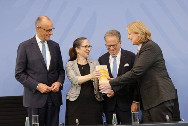 Bundeskanzler Friedrich Merz, Prof. Dr. Constanze Janda, Dr. Frank-Jürgen Weise, Bärbel Bas, Bundesministerin für Arbeit und Soziales, Deutschland, Berlin, Bundeskanzleramt, Pressekonferenz mit Bundeskanzler Merz, Bundesministerin Bas und den Vorsitzenden, Frank-Jürgen Weise und Constanze Janda, zur Übergabe des Berichts der Alterssicherungskommission *** Chancellor Friedrich Merz, Prof. Dr. Constanze Janda, Dr. Frank Jürgen Weise, Bärbel Bas, Federal Minister of Labor and Social Affairs, Germany, Berlin, Federal Chancellery, press conference with Federal Chancellor Merz, Federal Minister Bas, and the chairpersons, Frank Jürgen Weise and Constanze Janda, on the presentation of the report by the Commission on Old-Age Security,detected_sourc