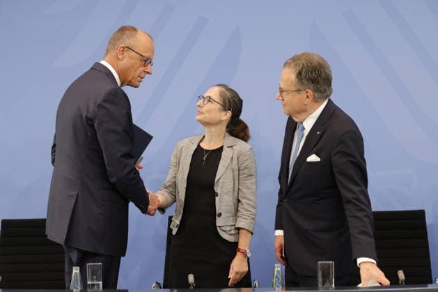 Bundeskanzler Friedrich Merz, Prof. Dr. Constanze Janda, Dr. Frank-Jürgen Weise, Deutschland, Berlin, Bundeskanzleramt, Pressekonferenz mit Bundeskanzler Merz, Bundesministerin Bas und den Vorsitzenden, Frank-Jürgen Weise und Constanze Janda, zur Übergabe des Berichts der Alterssicherungskommission *** Chancellor Friedrich Merz, Prof. Dr. Constanze Janda, Dr. Frank Jürgen Weise, Germany, Berlin, Federal Chancellery, press conference with Chancellor Merz, Federal Minister Bas, and the chairpersons, Frank Jürgen Weise and Constanze Janda, on the presentation of the report by the Commission on Old-Age Security,detected_source_language