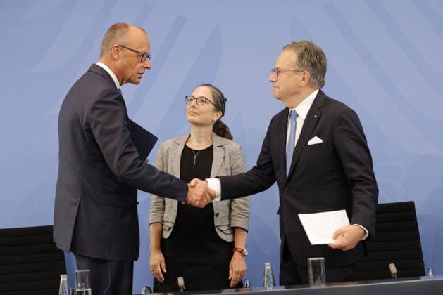 Bundeskanzler Friedrich Merz, Prof. Dr. Constanze Janda, Dr. Frank-Jürgen Weise, Deutschland, Berlin, Bundeskanzleramt, Pressekonferenz mit Bundeskanzler Merz, Bundesministerin Bas und den Vorsitzenden, Frank-Jürgen Weise und Constanze Janda, zur Übergabe des Berichts der Alterssicherungskommission *** Chancellor Friedrich Merz, Prof. Dr. Constanze Janda, Dr. Frank Jürgen Weise, Germany, Berlin, Federal Chancellery, press conference with Chancellor Merz, Federal Minister Bas, and the chairpersons, Frank Jürgen Weise and Constanze Janda, on the presentation of the report by the Commission on Old-Age Security,detected_source_language